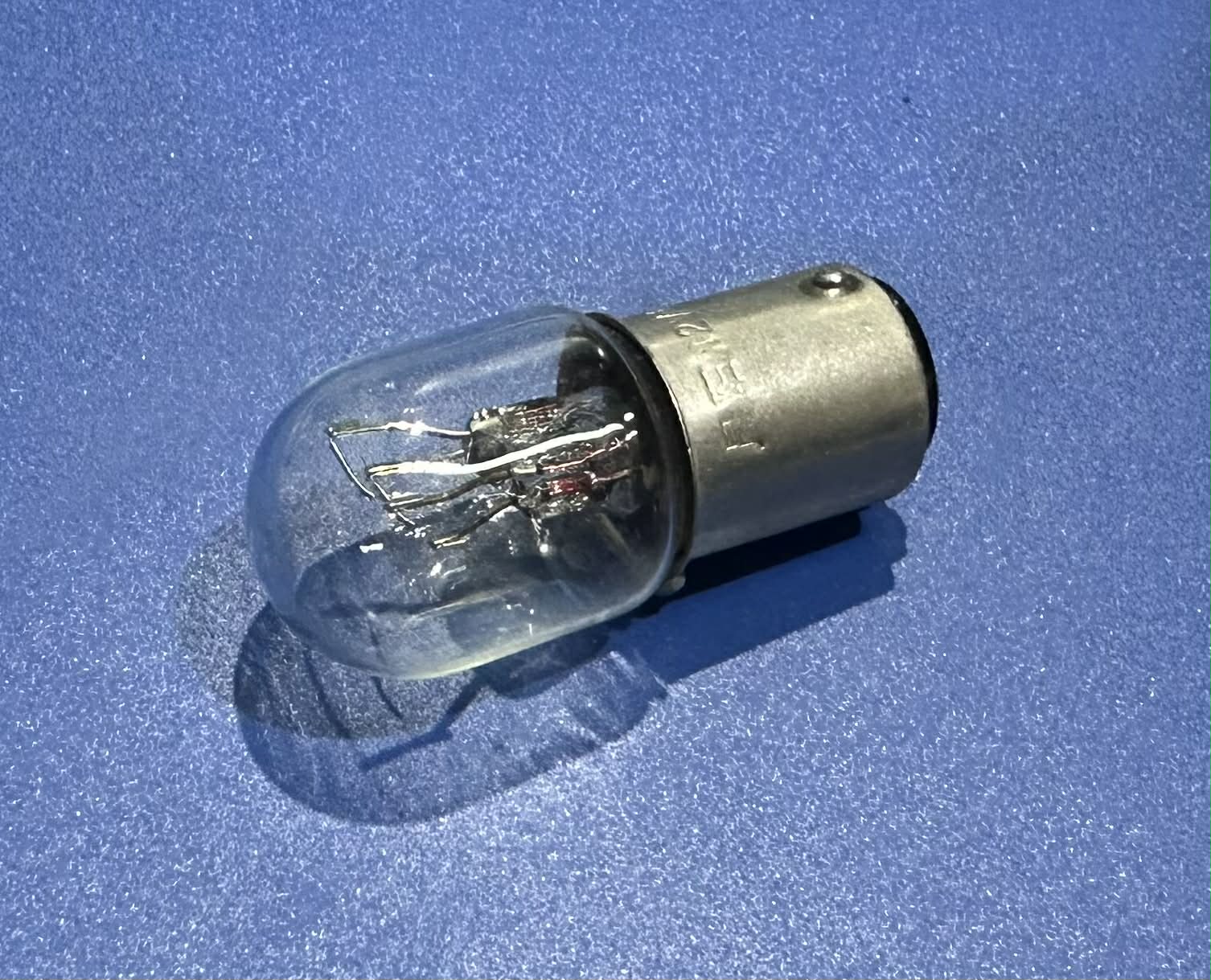 18/18W BAY15d globe, Dual-filament bulb